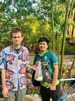 Vitalik Buterin ไปชมหมูเด้งที่สวนสัตว์เปิดเขาเขียว ซื้อของกินไปฝากด้วย